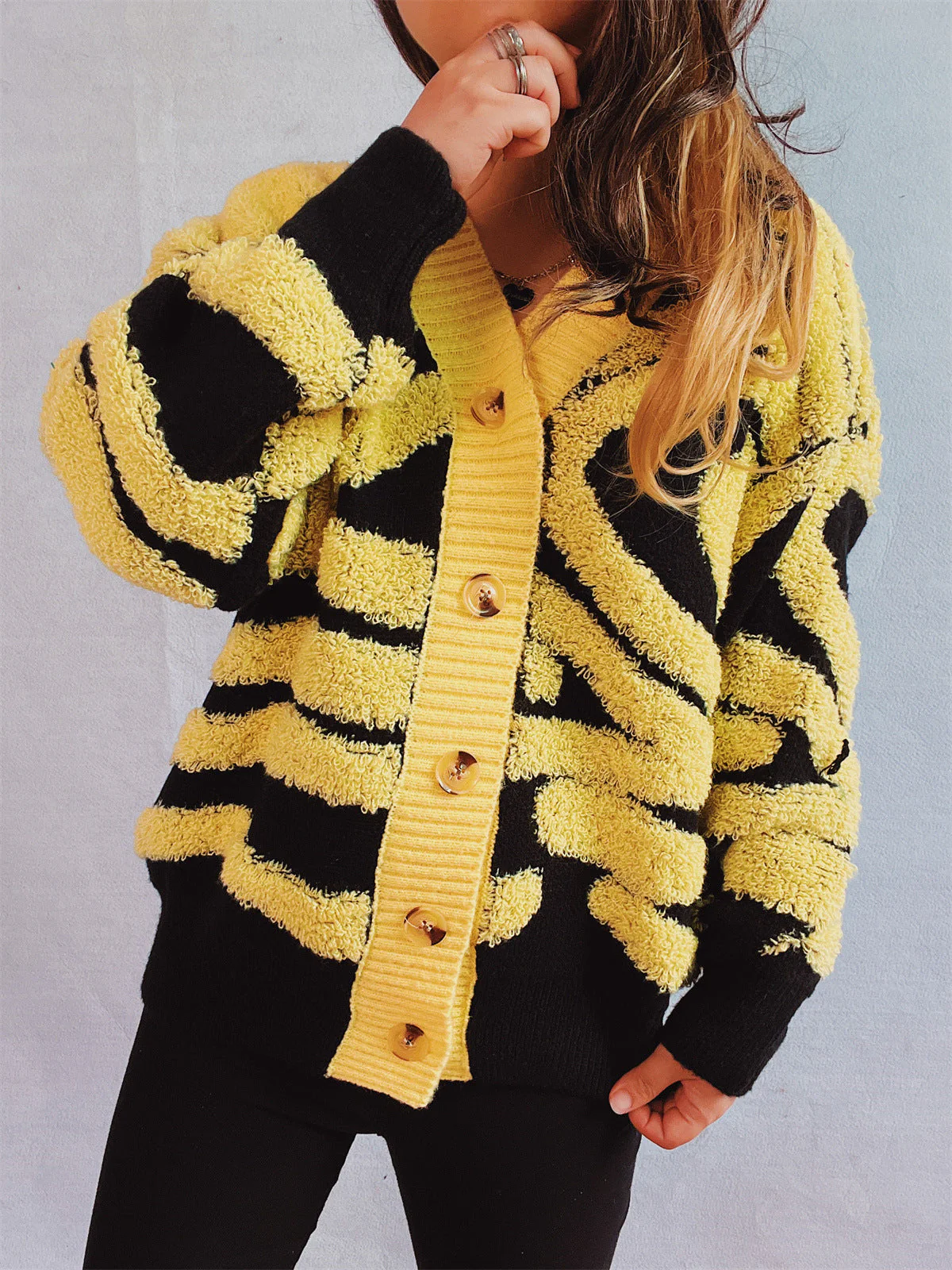Lea | Contrast color long sleeve cardigan with buttons - Image 4