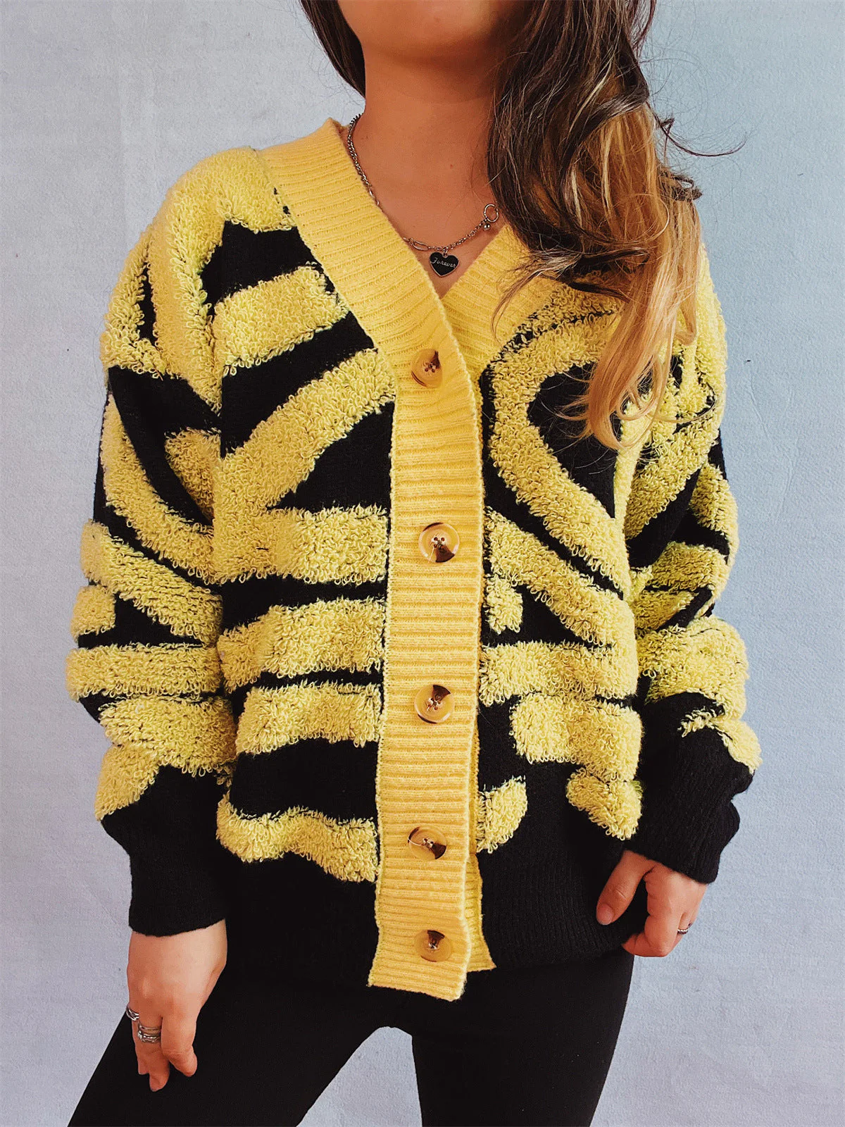 Lea | Contrast color long sleeve cardigan with buttons - Image 5
