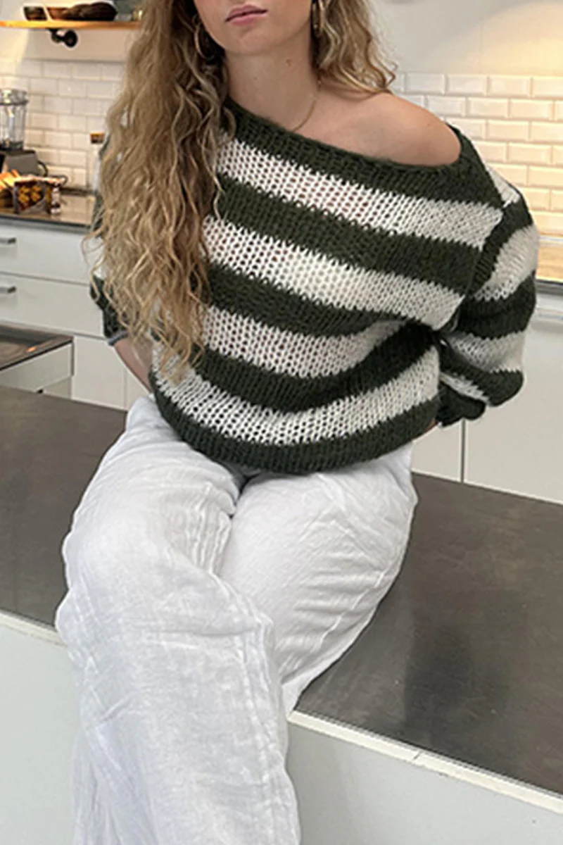 Leandra | Casual sweaters with a slanted collar and a contrasting letter pattern - Image 6