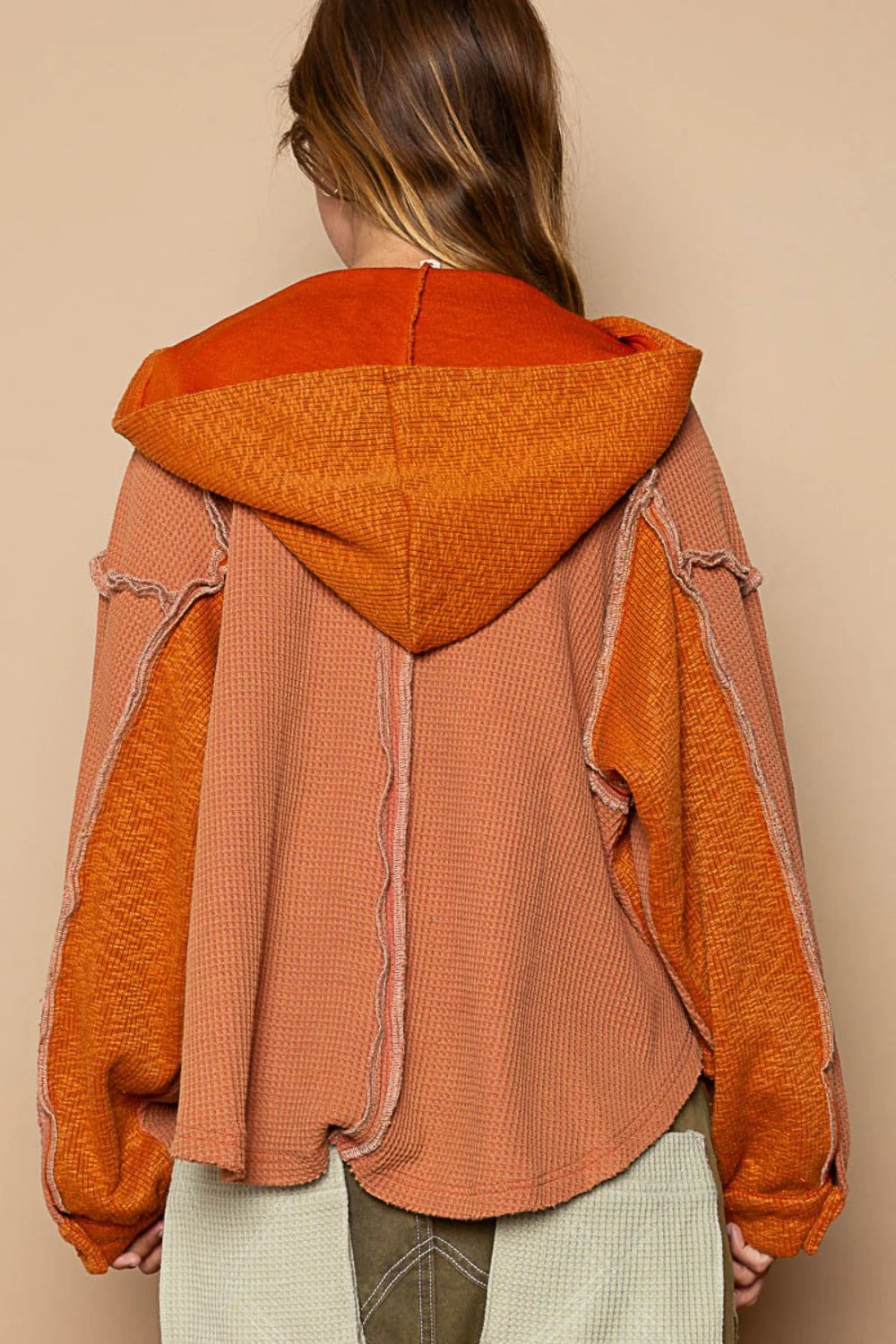 Lilian | POL thermal hoodie with half zip and visible seams in contrasting color - Image 2