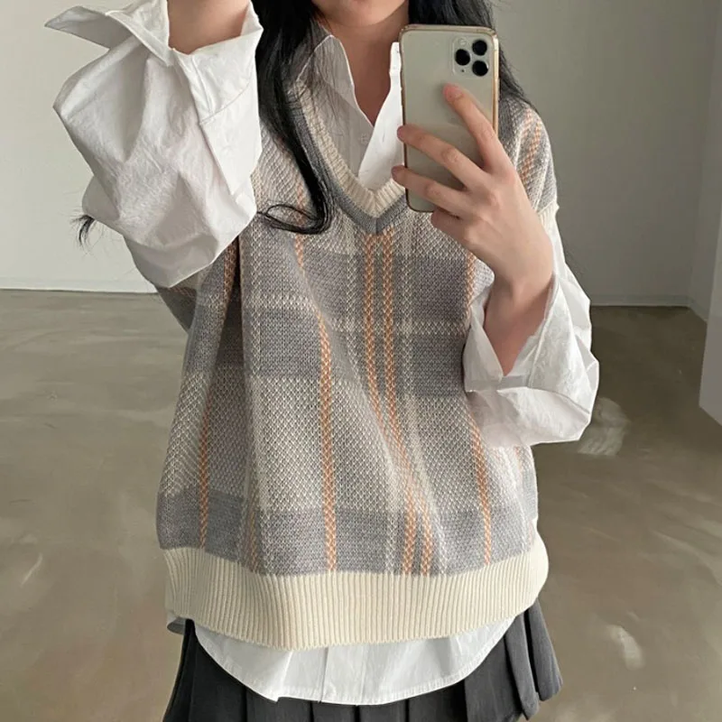 Louise | Women's knitted sweater with short sleeves and V-neck - Image 2