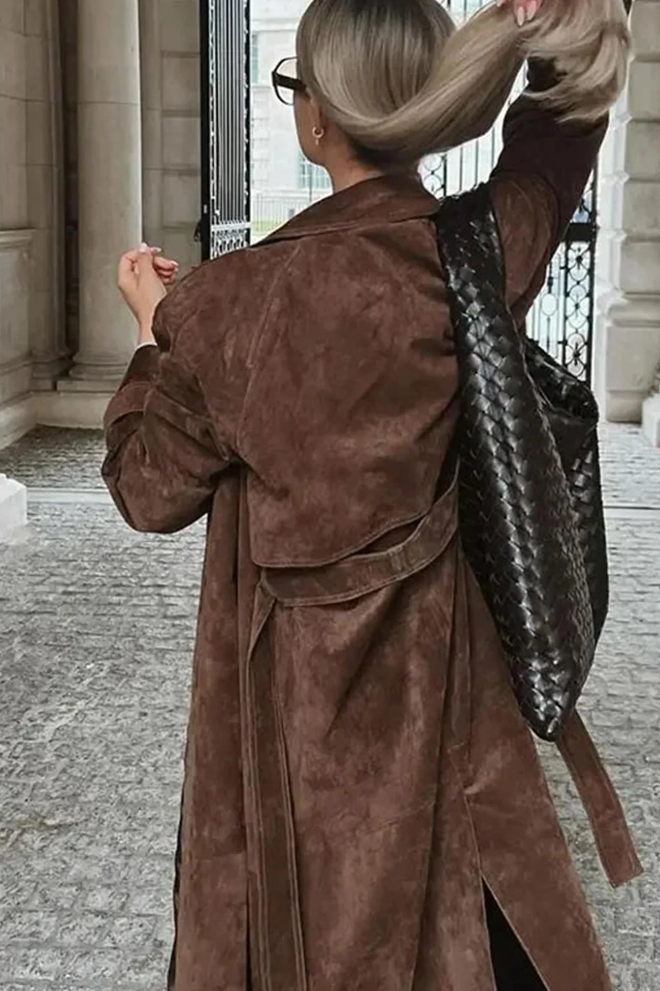 Lucía | Long suede trench coat that ties with lapels - Image 4