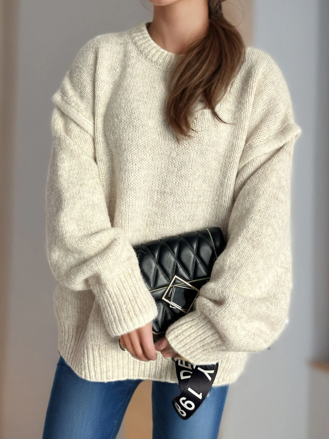 Luz | Round neck sweater with sloping shoulders and contrasting trim - Image 16