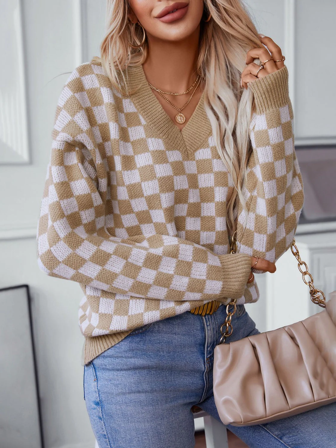 Mariana | Checked sweater with a V-neck and dropped shoulders - Image 3