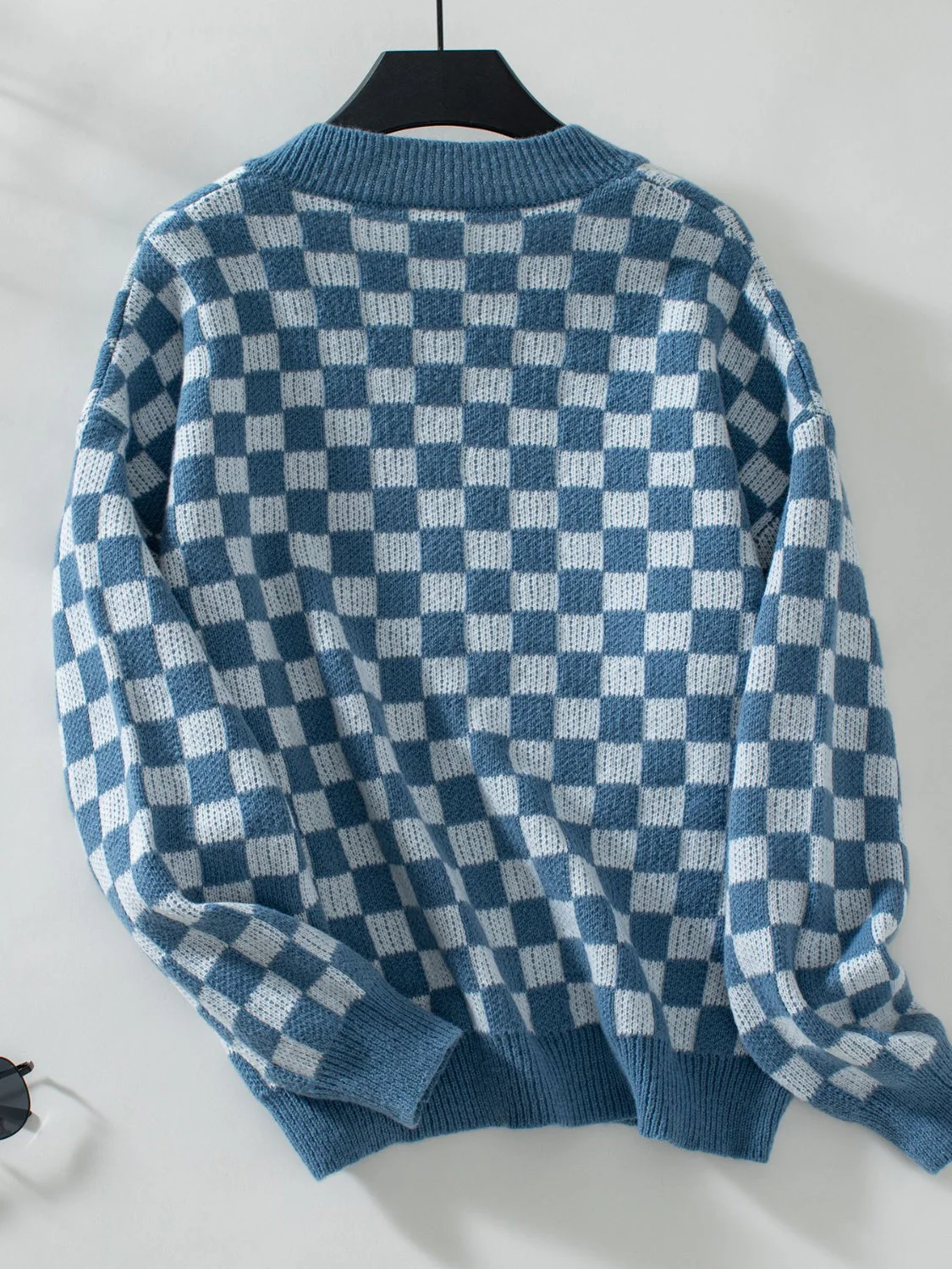 Mariana | Checked sweater with a V-neck and dropped shoulders - Image 8