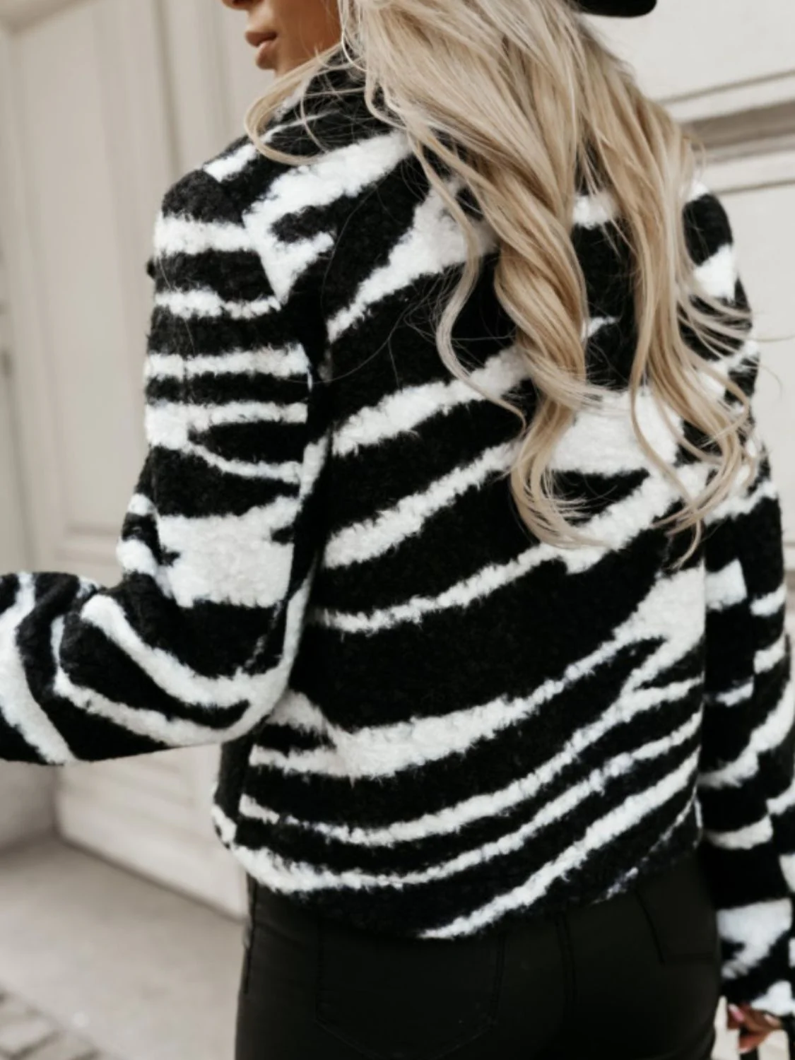 Mayra | Fluffy coat with collar and animal print - Image 6