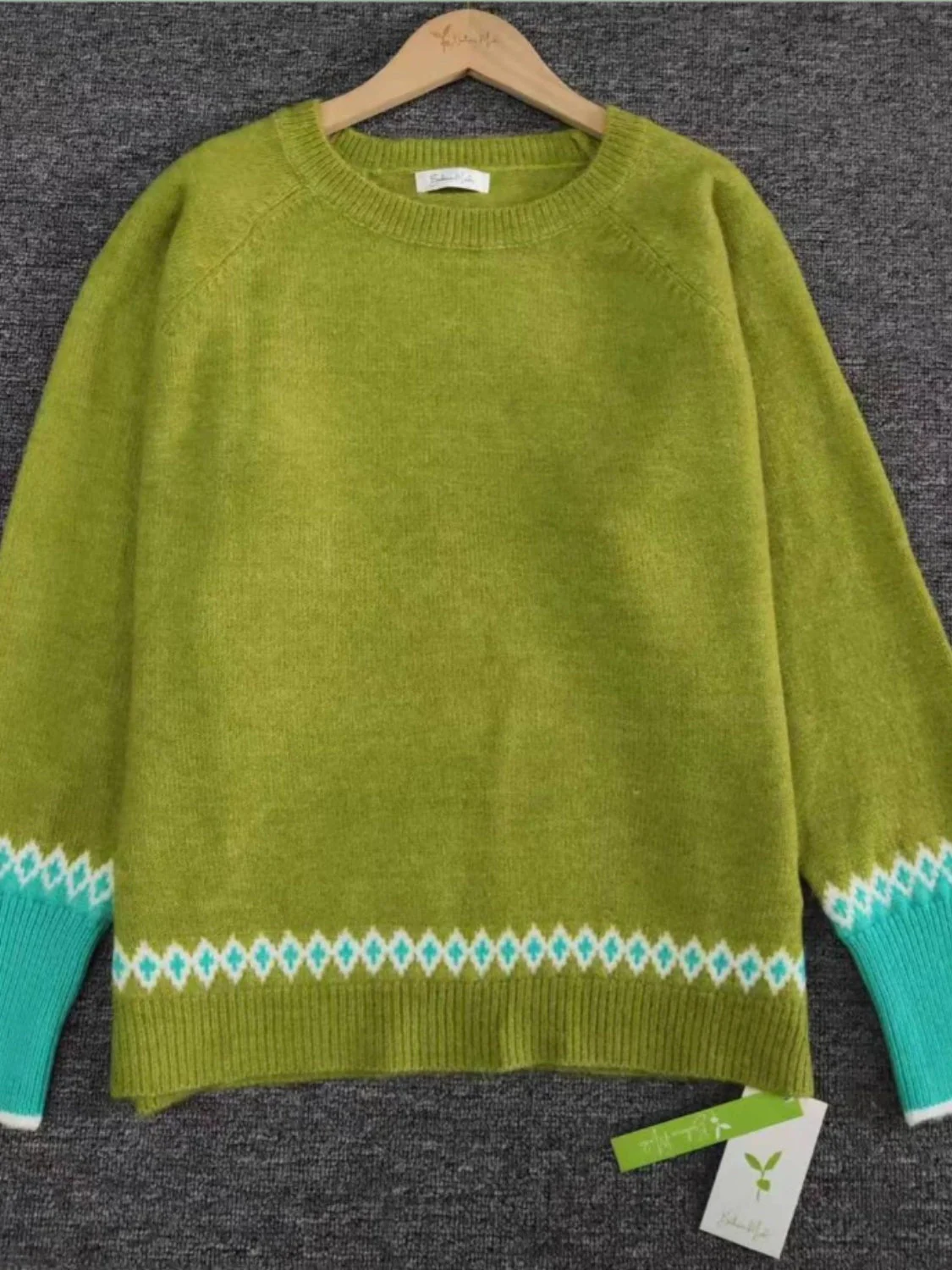 Milagros | Contrasting long-sleeved sweater with a crew neck - Image 3