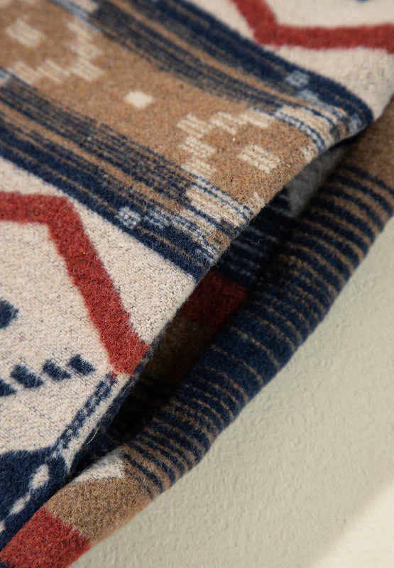 Natividad | Long-sleeved sweatshirt with a geometric half-button pattern - Image 9