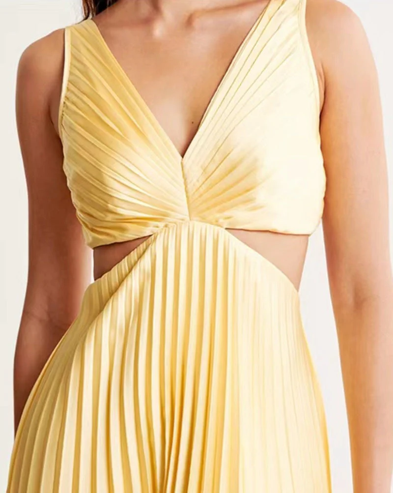 Nina® | Pleated Dress With A Neckline - Image 4