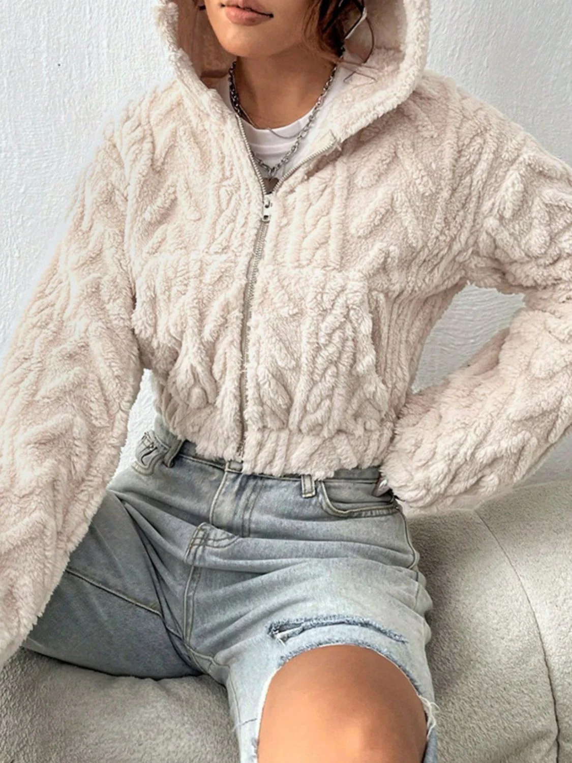 Noelia | Fluffy, long-sleeved hooded outerwear with zip fastening - Image 4