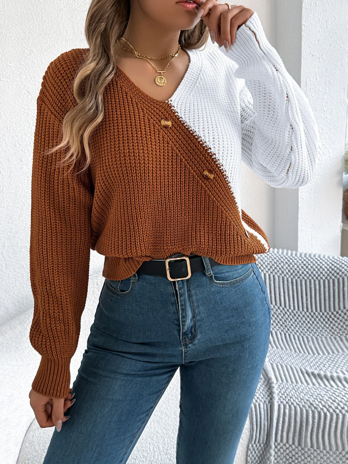 Ornella | Two-tone long-sleeved V-neck sweater - Image 2
