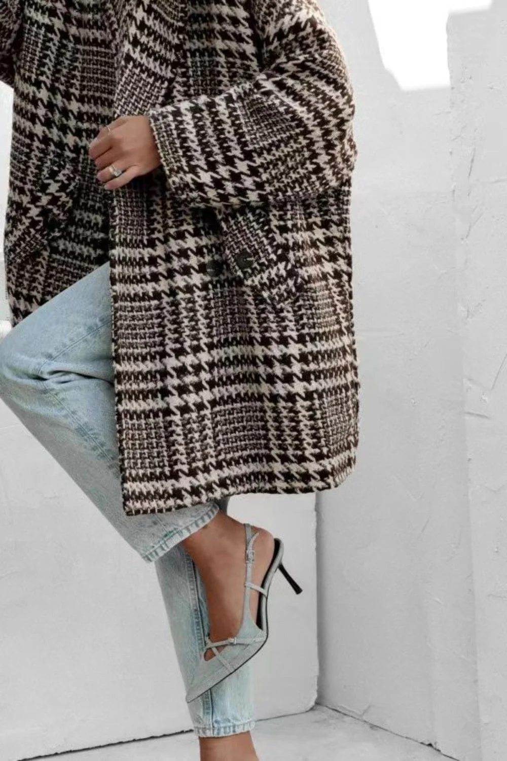 Patricia | Long-sleeved coat with a houndstooth collar and pockets - Image 5