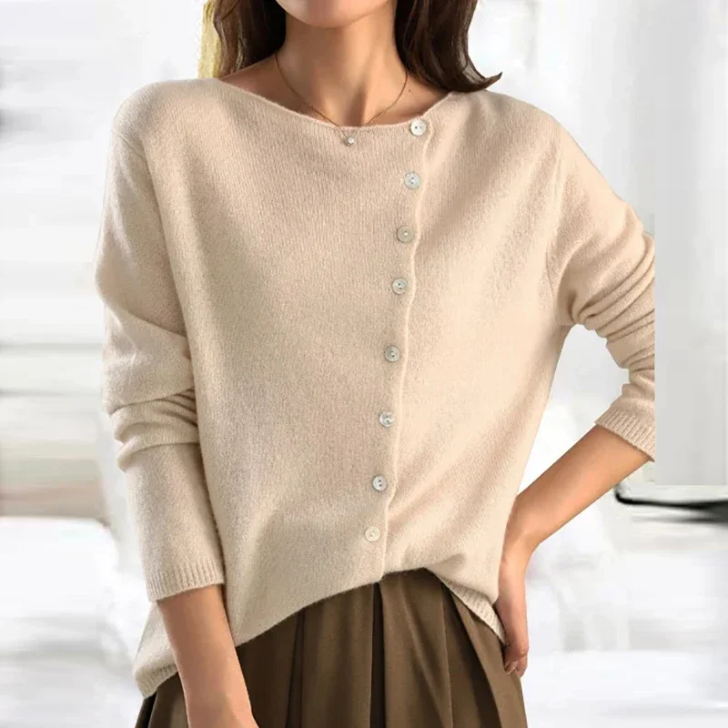 Pilar | Elegant sweater with a modern button closure - Image 3