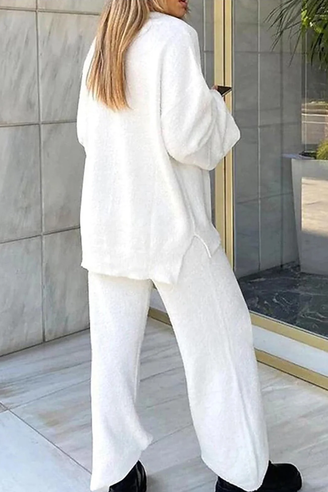 Renata | Loungewear with a V-neck and fixed slit hem - Image 2