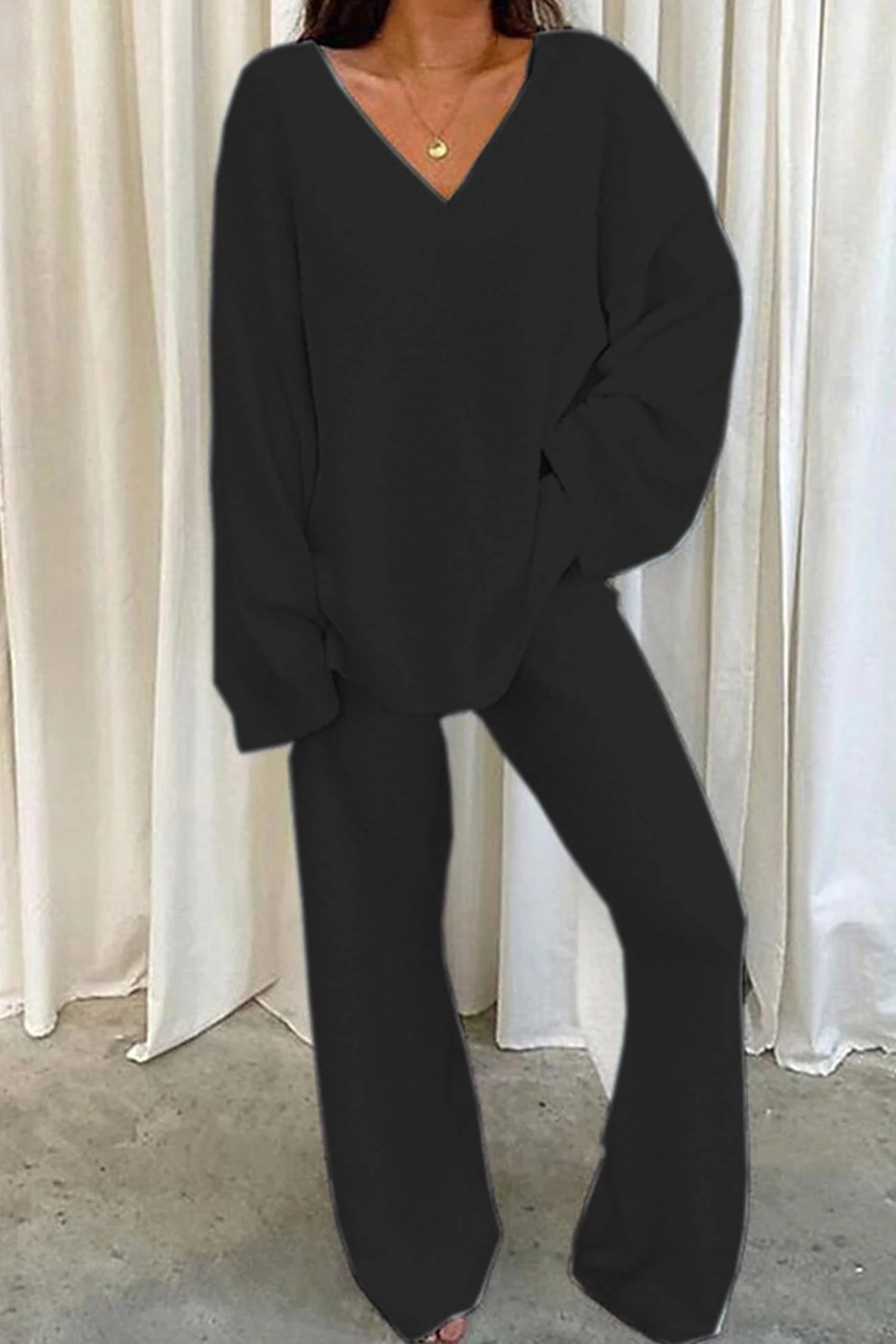 Renata | Loungewear with a V-neck and fixed slit hem - Image 7