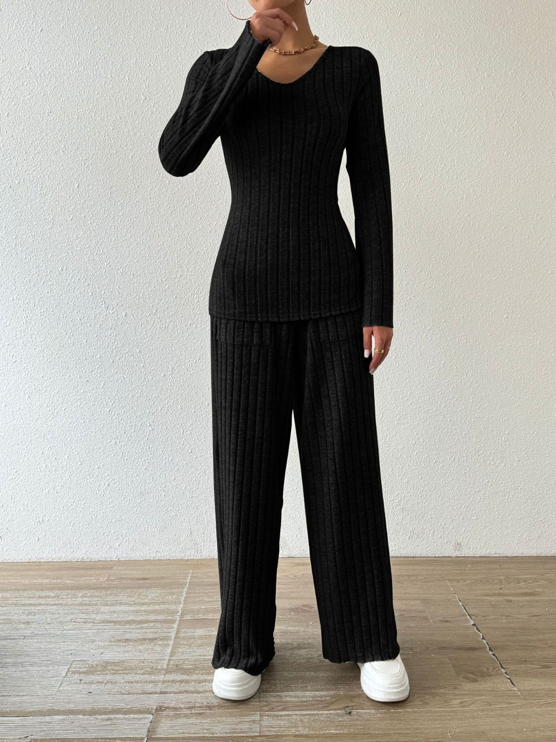 Rocio | Set consisting of a ribbed long-sleeved V-neck shirt and trousers with pockets - Image 13