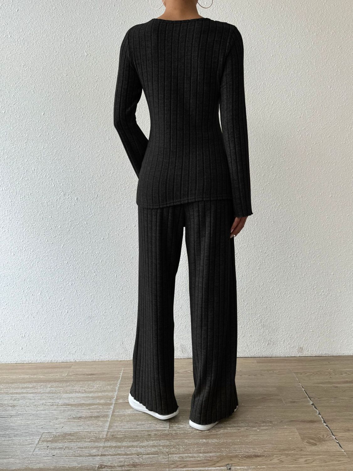 Rocio | Set consisting of a ribbed long-sleeved V-neck shirt and trousers with pockets - Image 15