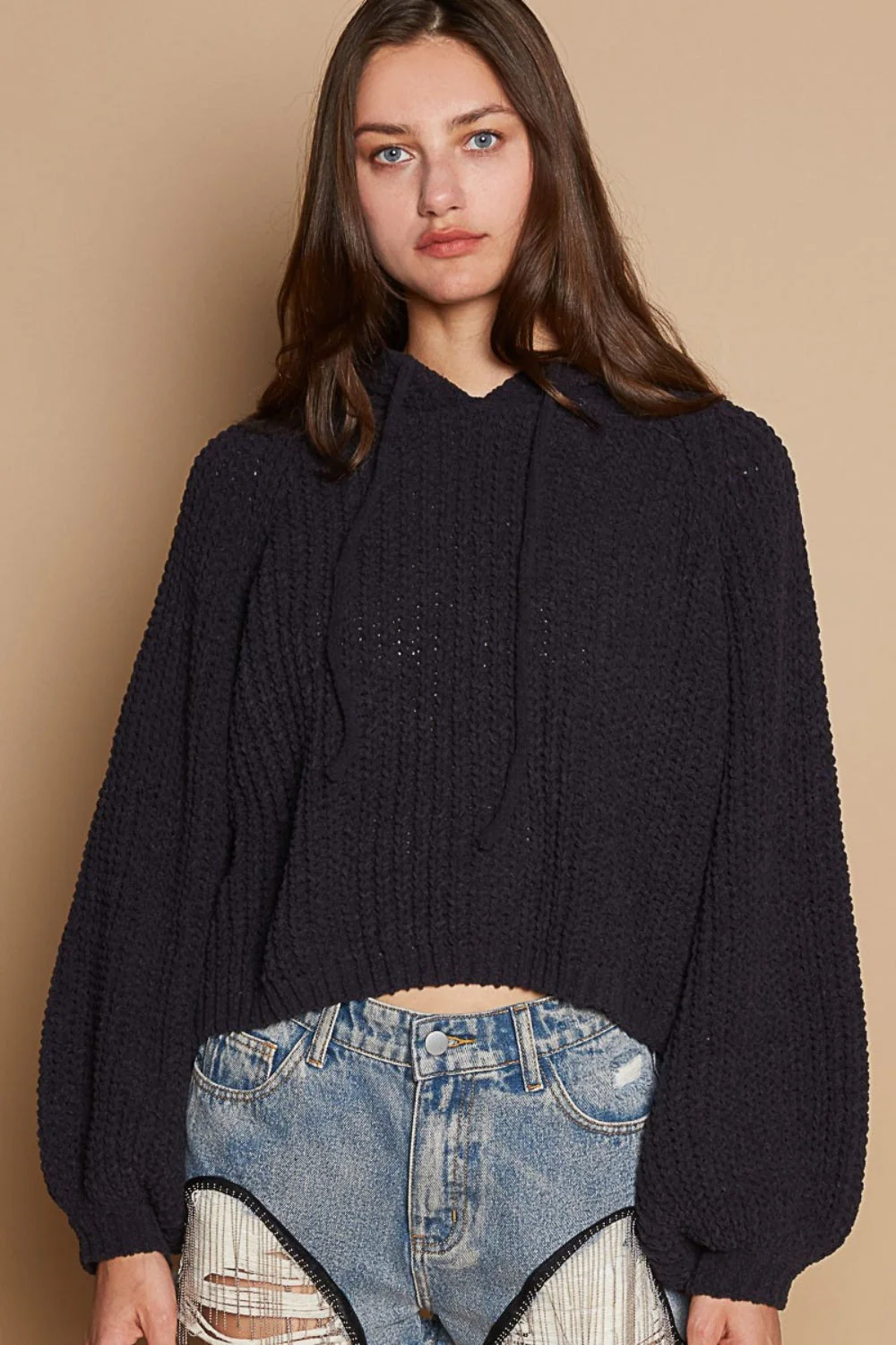 Sara | Short hoodie with an open back slit and balloon sleeves