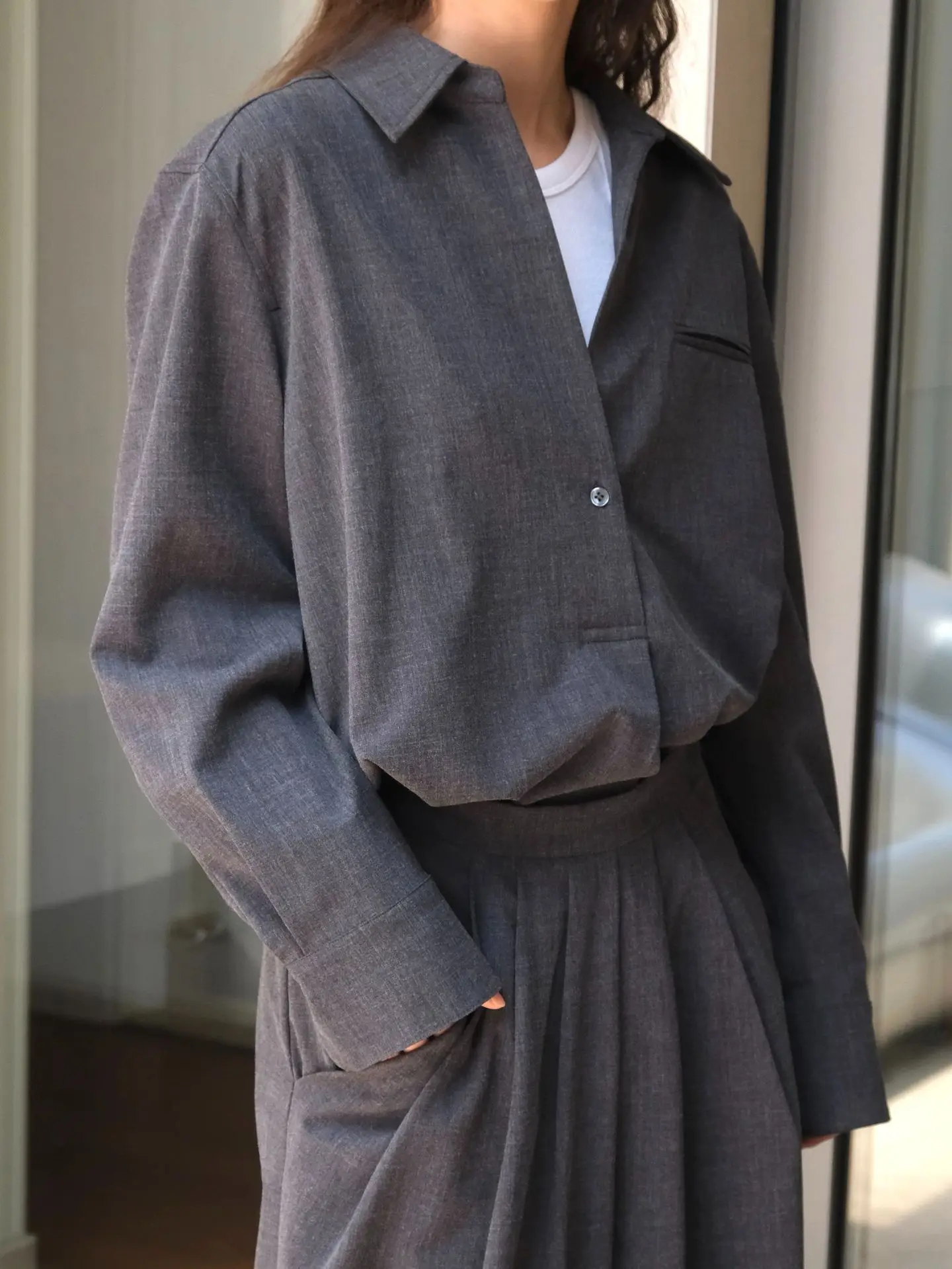Silvia | Women's autumn blouse with collar and long sleeves - Image 2