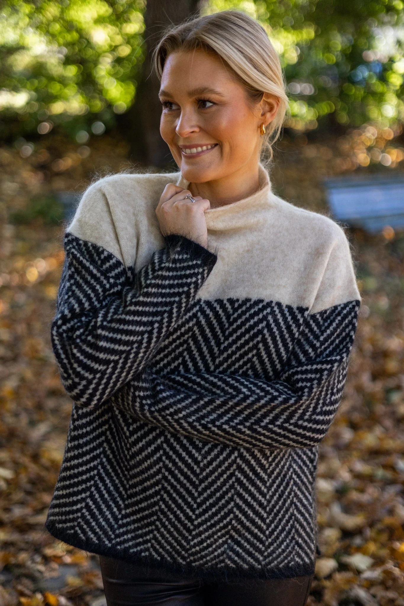 Tamara | Two-tone cotton turtleneck sweater - Image 9
