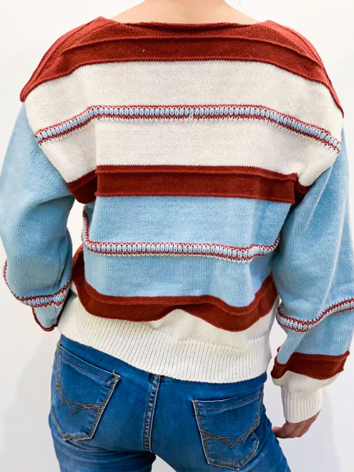 Vanessa | Contrasting colored V-neck sweater with dropped shoulders - Image 2