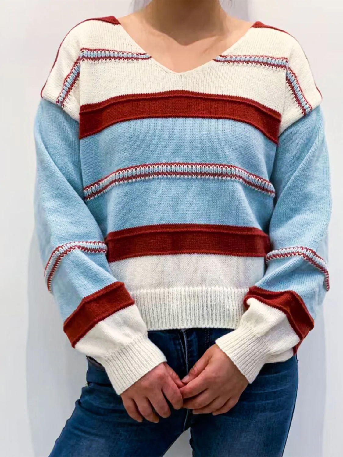 Vanessa | Contrasting colored V-neck sweater with dropped shoulders - Image 3