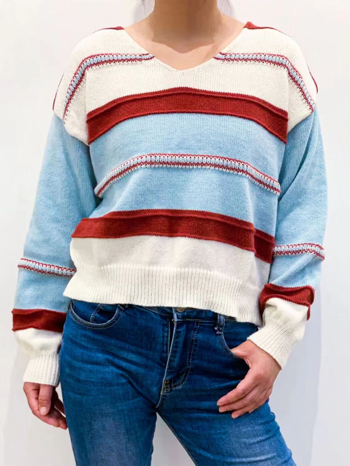 Vanessa | Contrasting colored V-neck sweater with dropped shoulders - Image 4