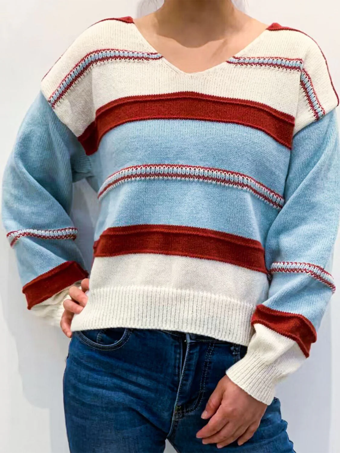 Vanessa | Contrasting colored V-neck sweater with dropped shoulders - Image 5