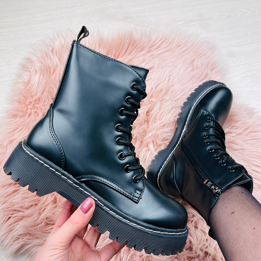 Verónica | Shiny black boots