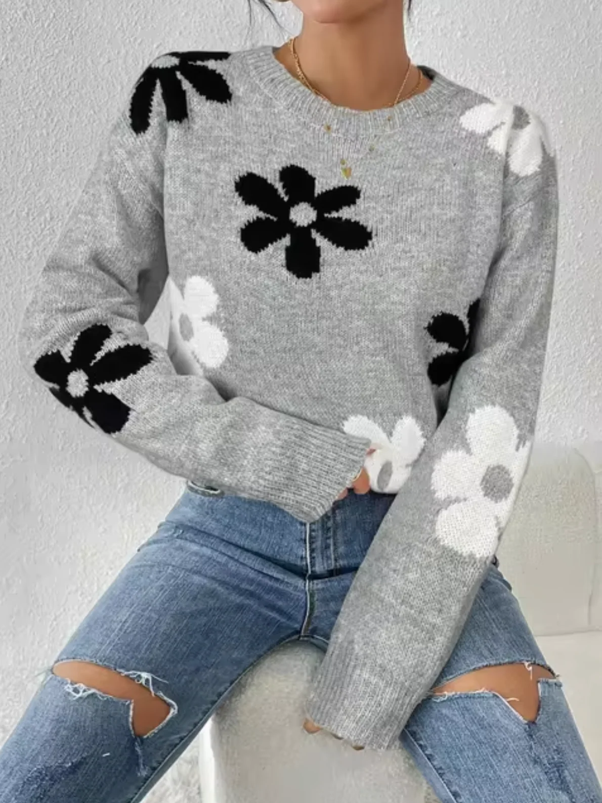 Victoria | Knitted sweater with a floral pattern - Image 3