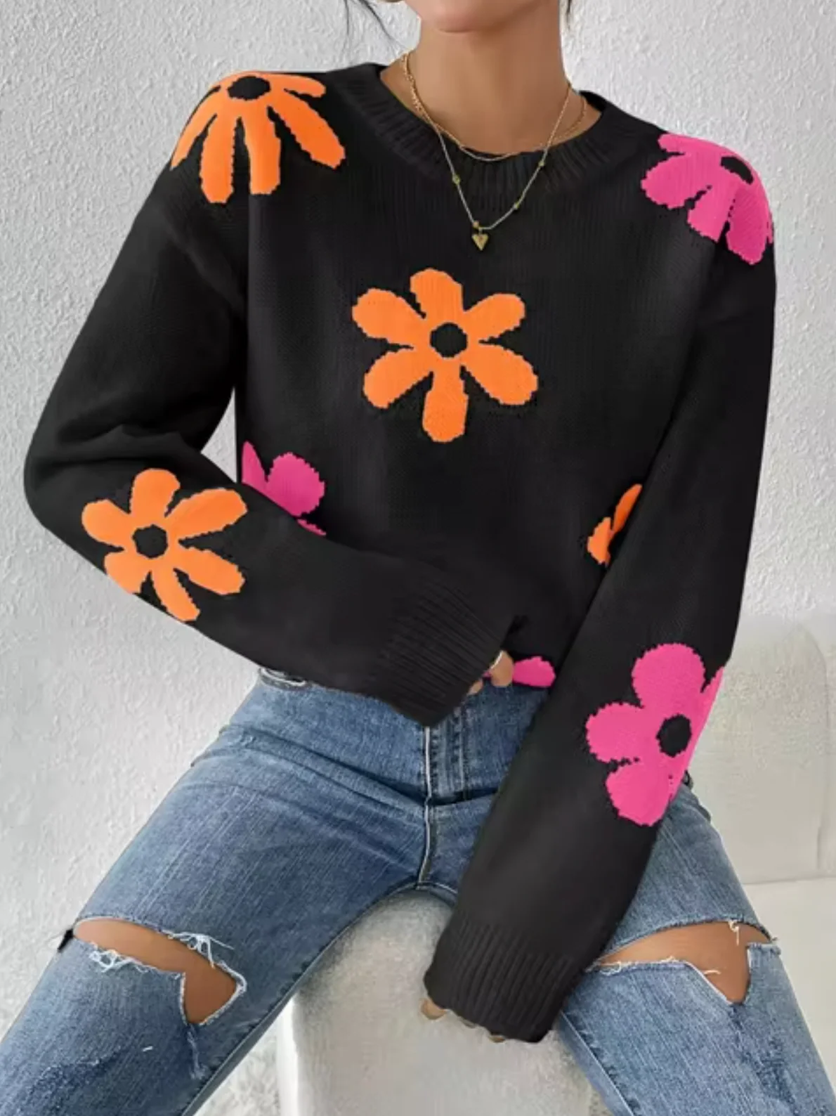 Victoria | Knitted sweater with a floral pattern - Image 5