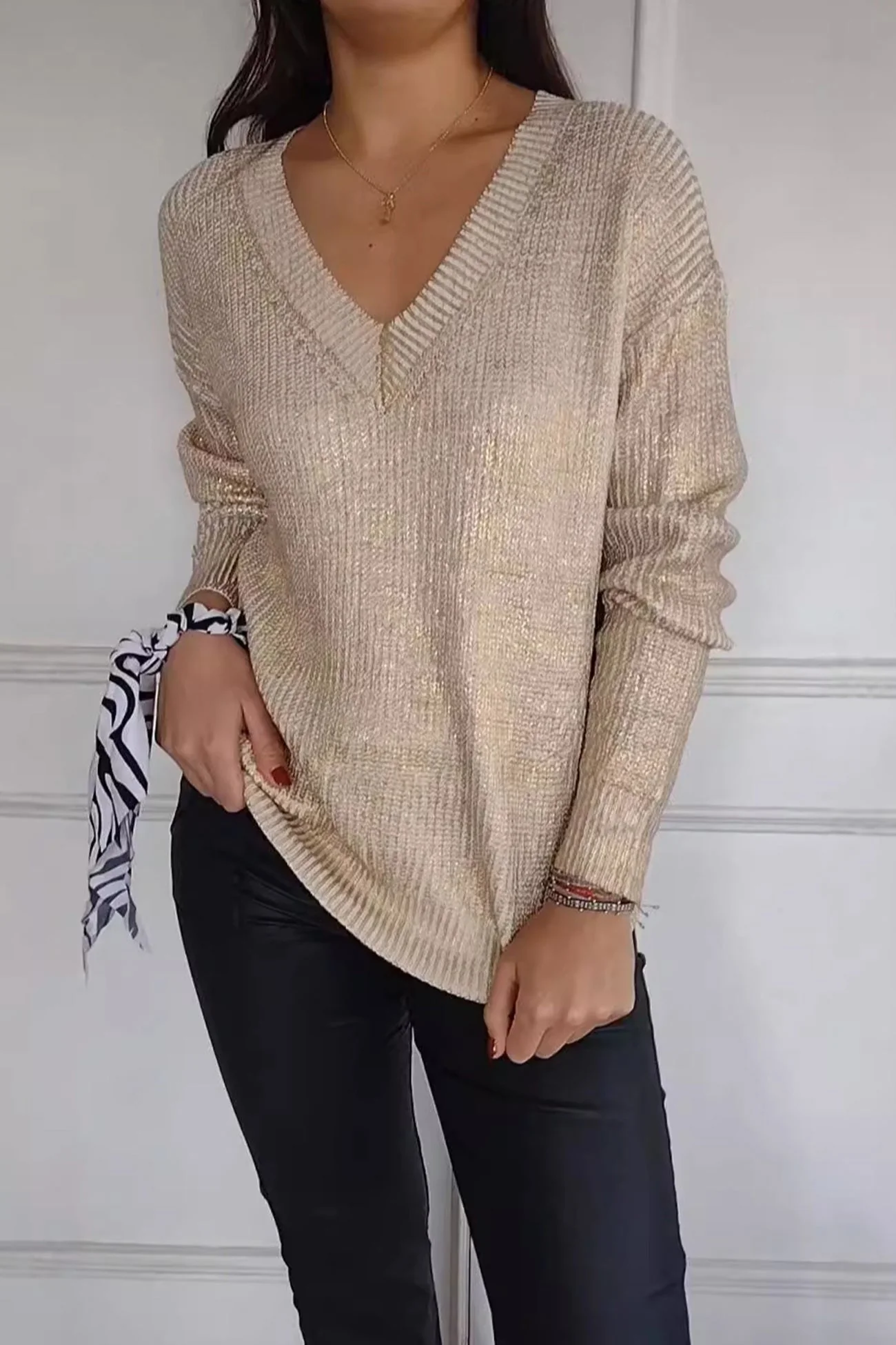 Victoria | Light silk sweater with V-neck - Image 7