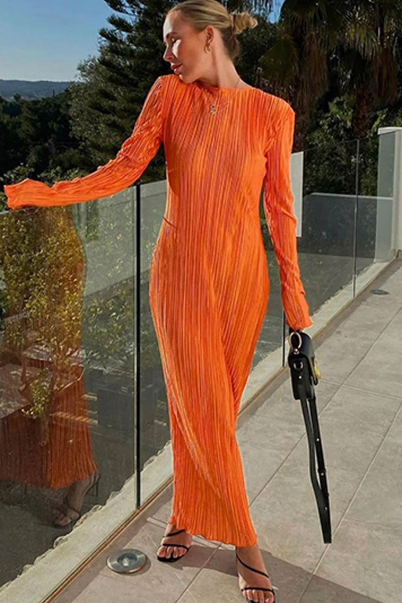 Victoria | Solid color pleated maxi dress with a crew neck - Image 2