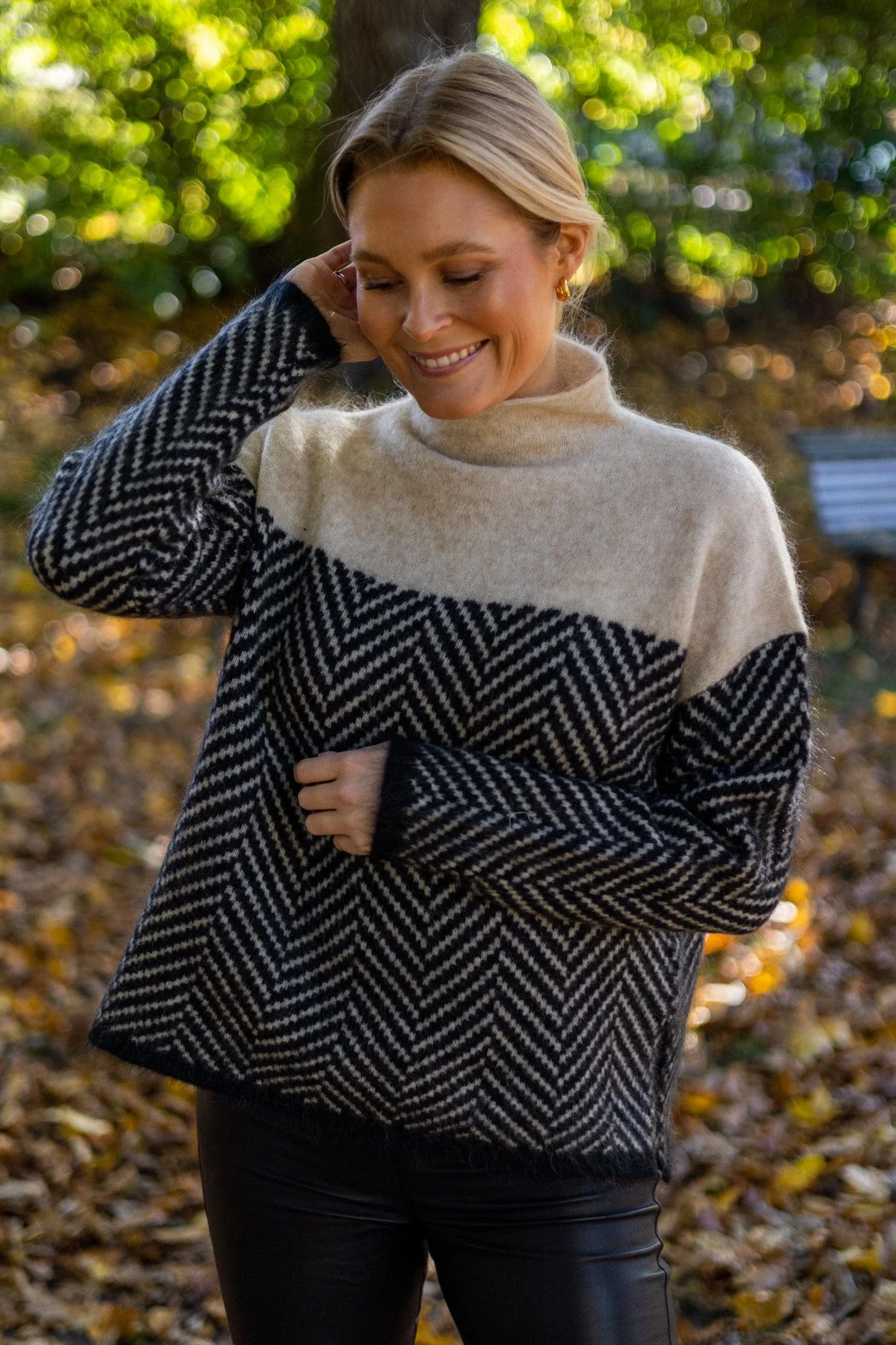 Wendy | Contrasting mesh blouse with stand-up collar - Image 7