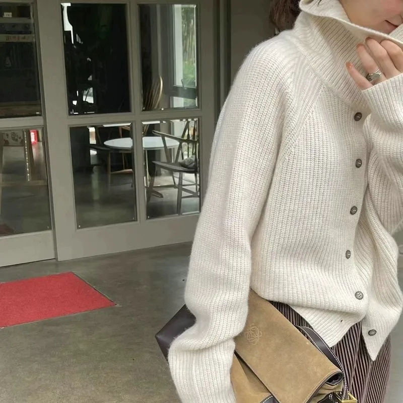 Yasmina | Elegant turtleneck vest for women - Image 2