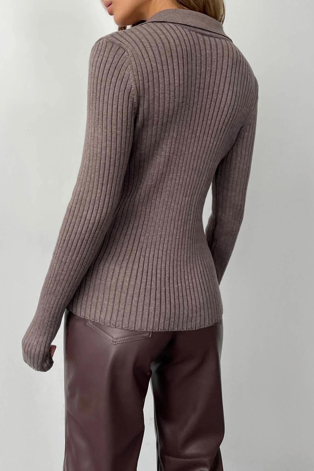 Yasmina | Ribbed knit top with V-neck and lapels - Image 4