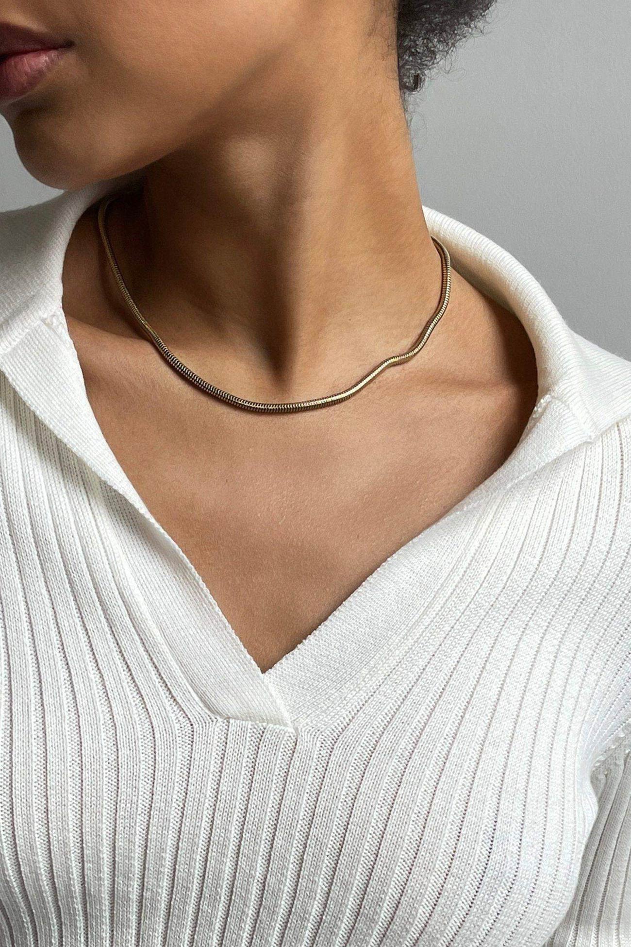 Yasmina | Ribbed knit top with V-neck and lapels - Image 9