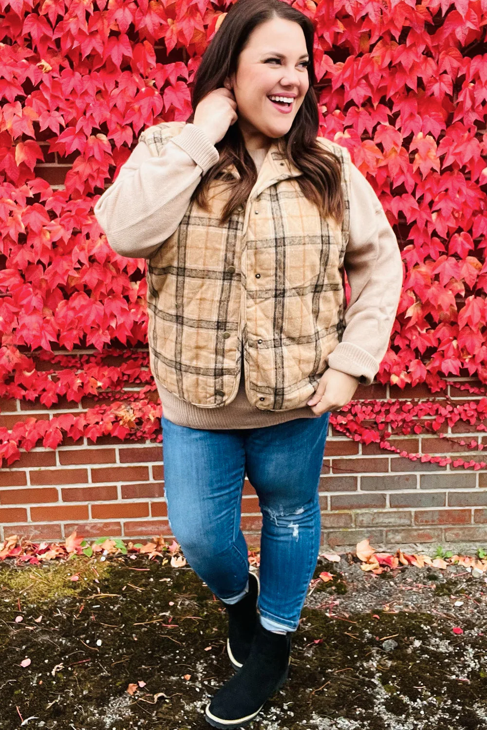 Yolaina | Taupe-colored, checked, padded quilted vest with snap fasteners - Image 28