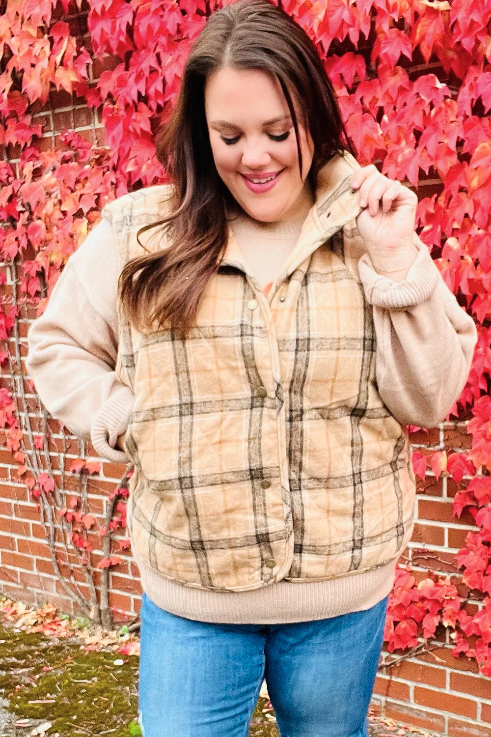 Yolaina | Taupe-colored, checked, padded quilted vest with snap fasteners - Image 4