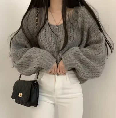Zoe | Round neck sweater with lantern sleeves